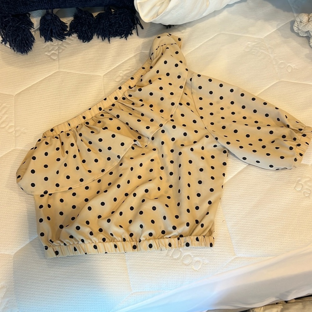 One shoulder going out top!! #goingout #thesethreeboutique #fashionemoji